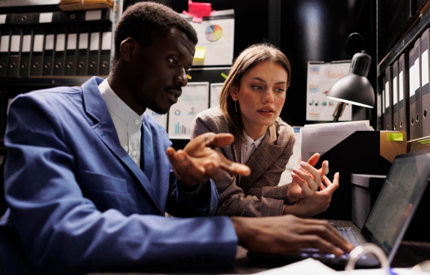 Équipe Krymoryphsolutions travaillant ensemble sur des stratégies financières innovantes